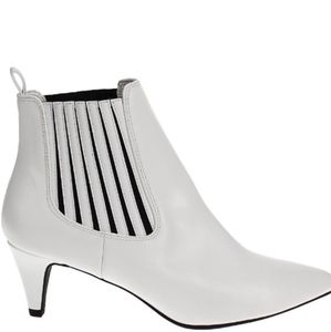 Bar III White Kitten Heel Booties 6.5 EUC